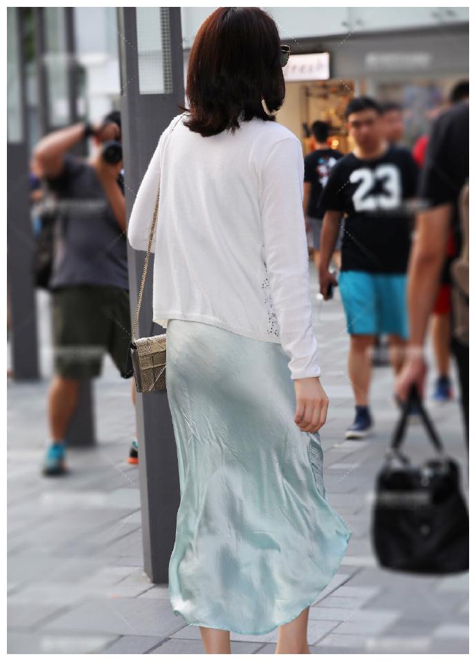 颜值高，气质好的小姐姐，戴上墨镜很时尚，网友：裙子面料很舒服