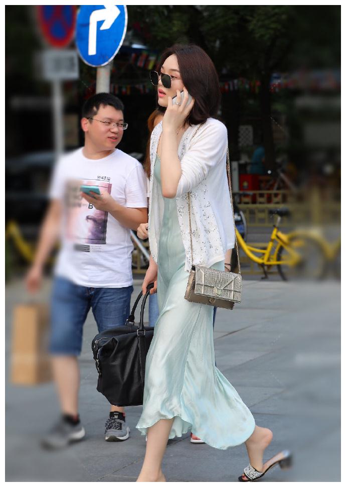 颜值高，气质好的小姐姐，戴上墨镜很时尚，网友：裙子面料很舒服