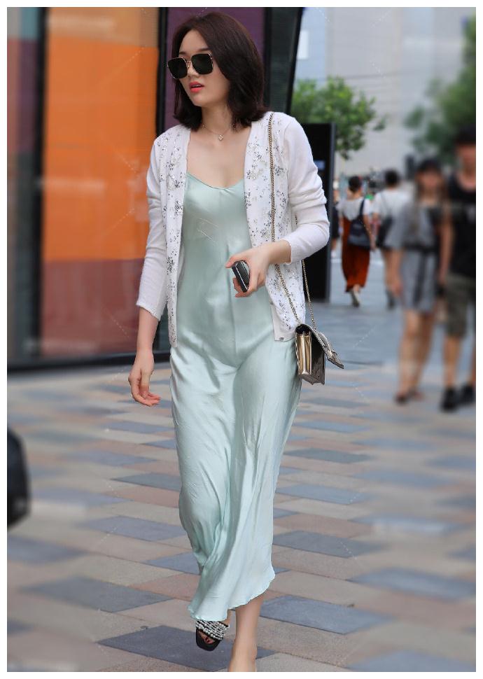 颜值高，气质好的小姐姐，戴上墨镜很时尚，网友：裙子面料很舒服