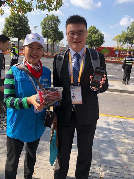 这些人为何都背着“垃圾桶潮包”？“四叶草”添上了“环保绿”