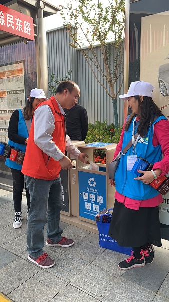 这些人为何都背着“垃圾桶潮包”？“四叶草”添上了“环保绿”