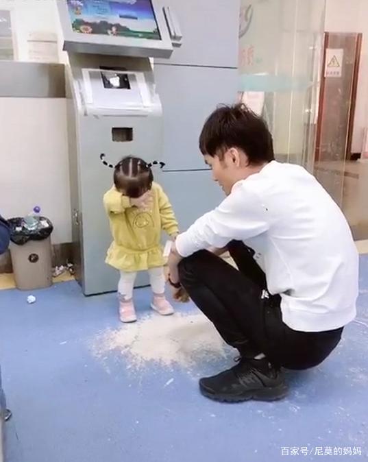 小女孩翻垃圾桶被爸爸训斥，伤心捂脸大哭，网友：天线都哭歪了