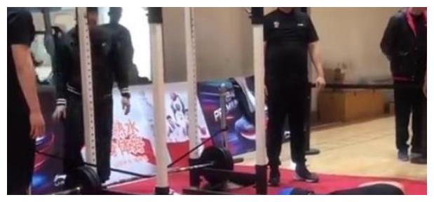 张兆旭受伤过程曝光，杠铃脱落时工作人员并无保护，反先去看器材