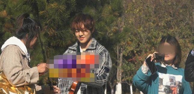 18岁“音乐才子”出外景拍照，现场器材简单，化妆师动作粗暴？