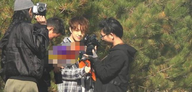 18岁“音乐才子”出外景拍照，现场器材简单，化妆师动作粗暴？