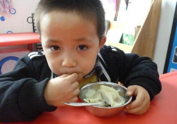5岁娃饮食丰富，身高却不长，医生：这些身高克星食物别给娃吃！
