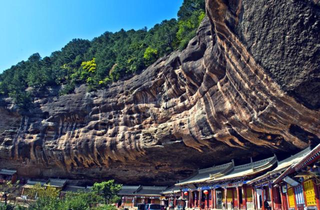 这座石窟存221座洞窟、10632身泥塑石雕,是东方雕塑艺术陈列馆!