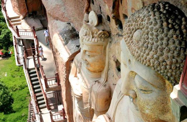 这座石窟存221座洞窟、10632身泥塑石雕,是东方雕塑艺术陈列馆!