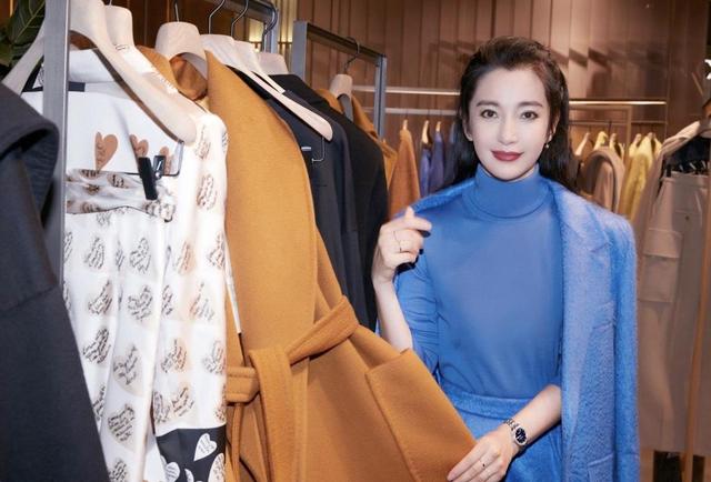 “女神”李冰冰现身活动，整套西服针织衫全是“蓝色”，高级减龄