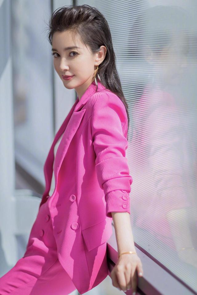 “女神”李冰冰现身活动，整套西服针织衫全是“蓝色”，高级减龄