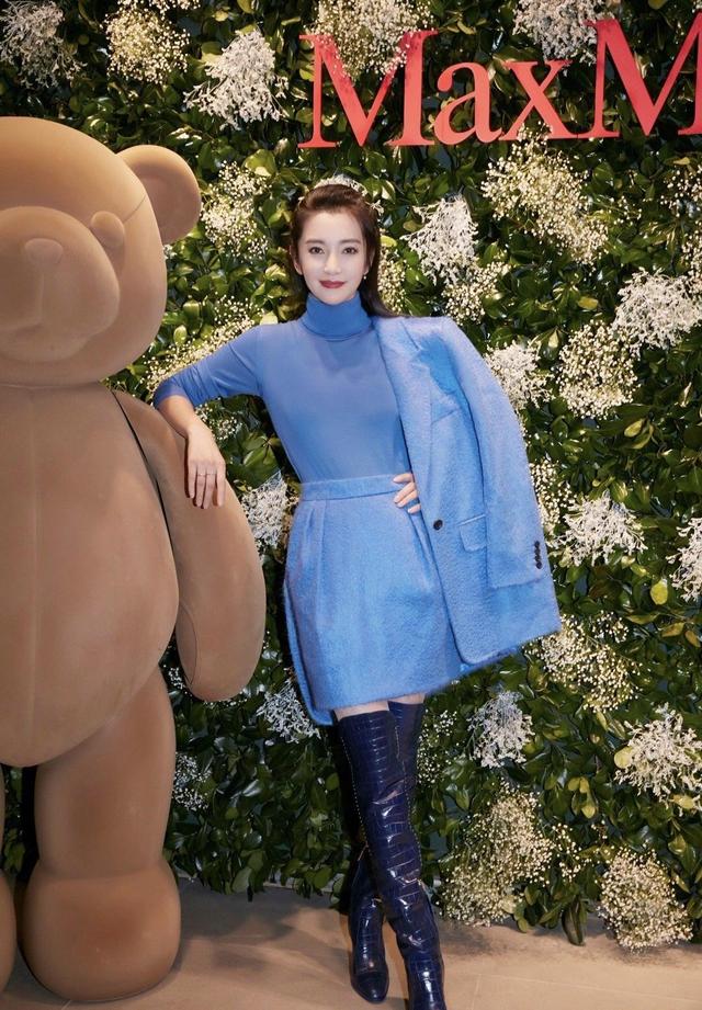 “女神”李冰冰现身活动，整套西服针织衫全是“蓝色”，高级减龄