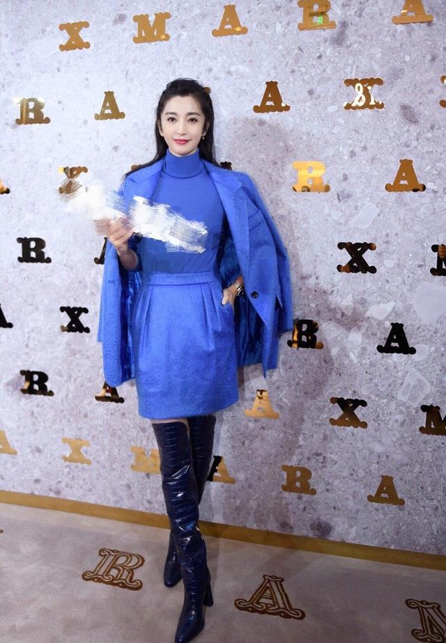 “女神”李冰冰现身活动，整套西服针织衫全是“蓝色”，高级减龄