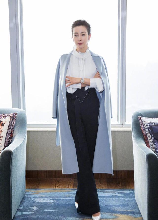 “女神”李冰冰现身活动，整套西服针织衫全是“蓝色”，高级减龄