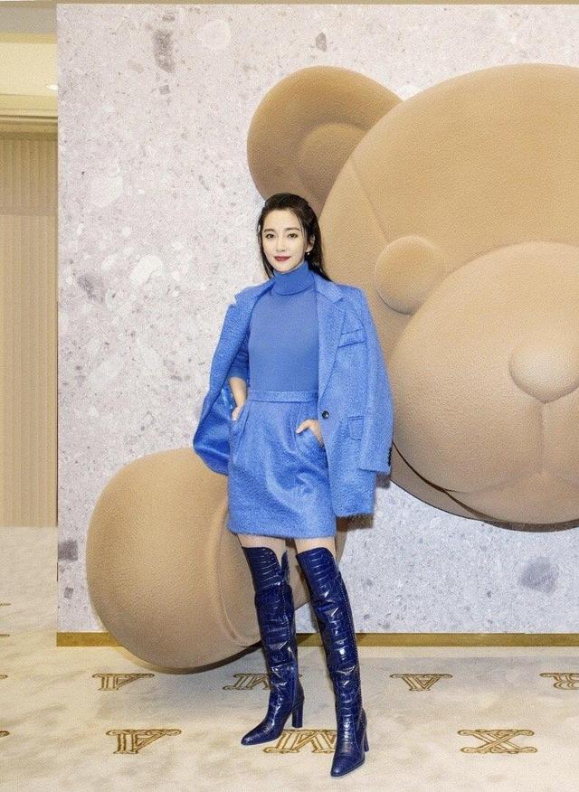 “女神”李冰冰现身活动，整套西服针织衫全是“蓝色”，高级减龄
