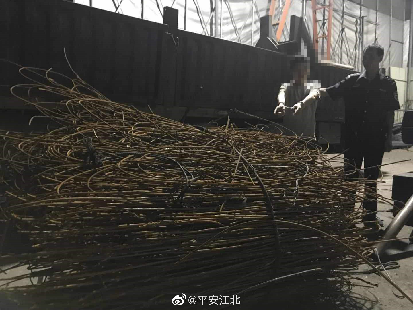 货车司机串通收购点 低价盗卖工地钢材