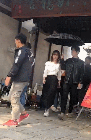 肖战为杨紫撑伞，下楼梯手牵手搀扶安全感十足，杨紫却被吓到了？