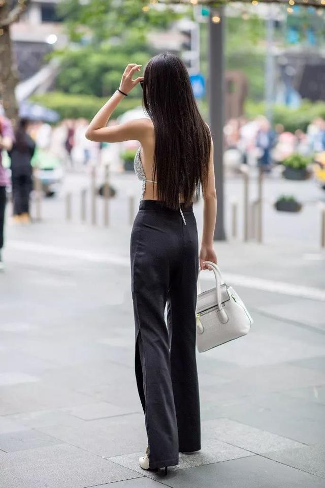 美女穿“蝴蝶结链条装”，看着十分诱人