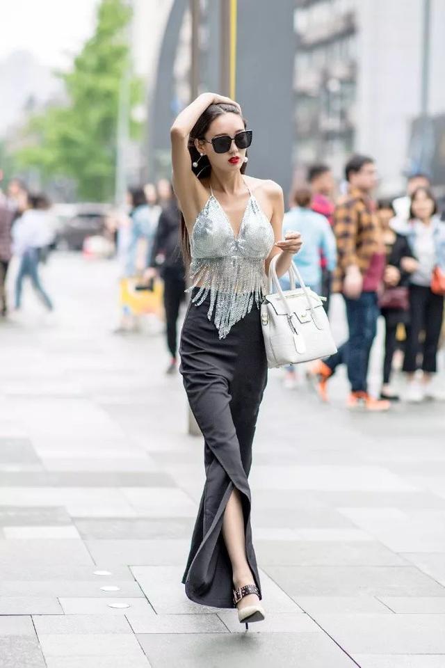 美女穿“蝴蝶结链条装”，看着十分诱人
