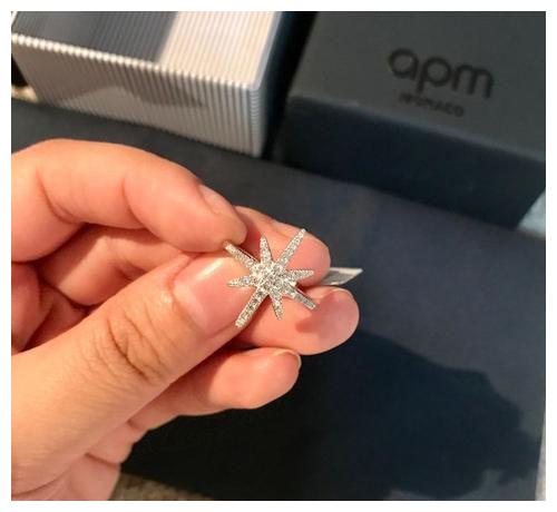 很多明星都戴它家的耳环和首饰，为什么这个品牌这么受欢迎