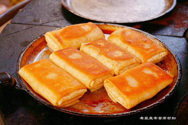 莫斯科街头小吃很多，厨具都是大块头，简单说就是家伙大菜量也大