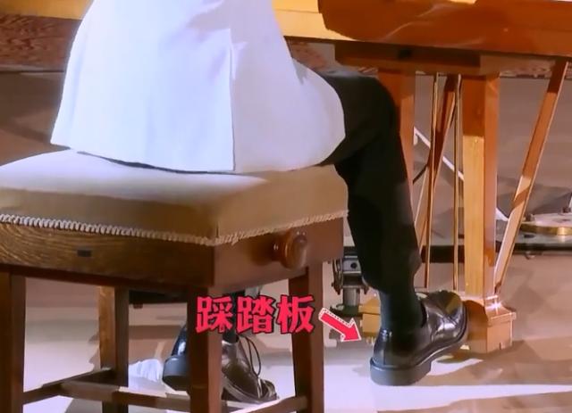 《明侦5》白敬亭弹钢琴，脚踩踏板细节到位，弹前一跪暗藏玄机？