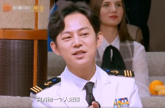《明侦5》白敬亭弹钢琴，脚踩踏板细节到位，弹前一跪暗藏玄机？