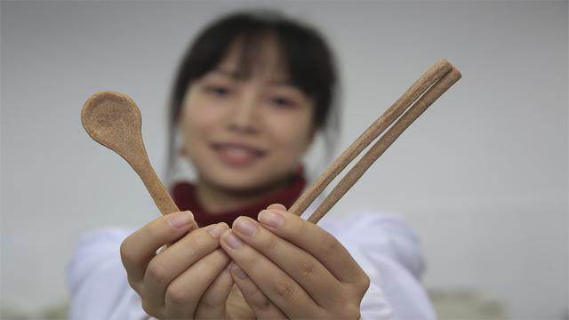 让日本人难受的垃圾分类，不得已发明可食用餐具，使用完直接吃掉