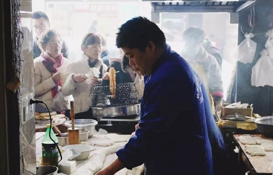 杭州夫妻辛苦25年，店铺火爆每天卖千份早点，却还是买不起房…