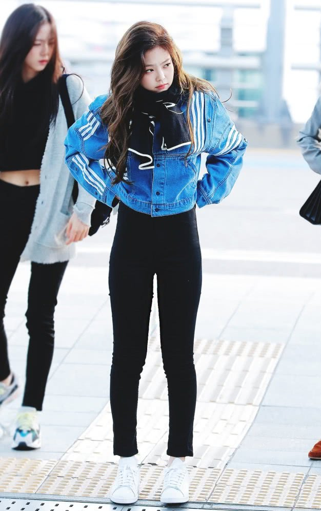 金智妮穿“饼干服”亮相，不料“面包腰”抢镜，男人看了都喜欢！