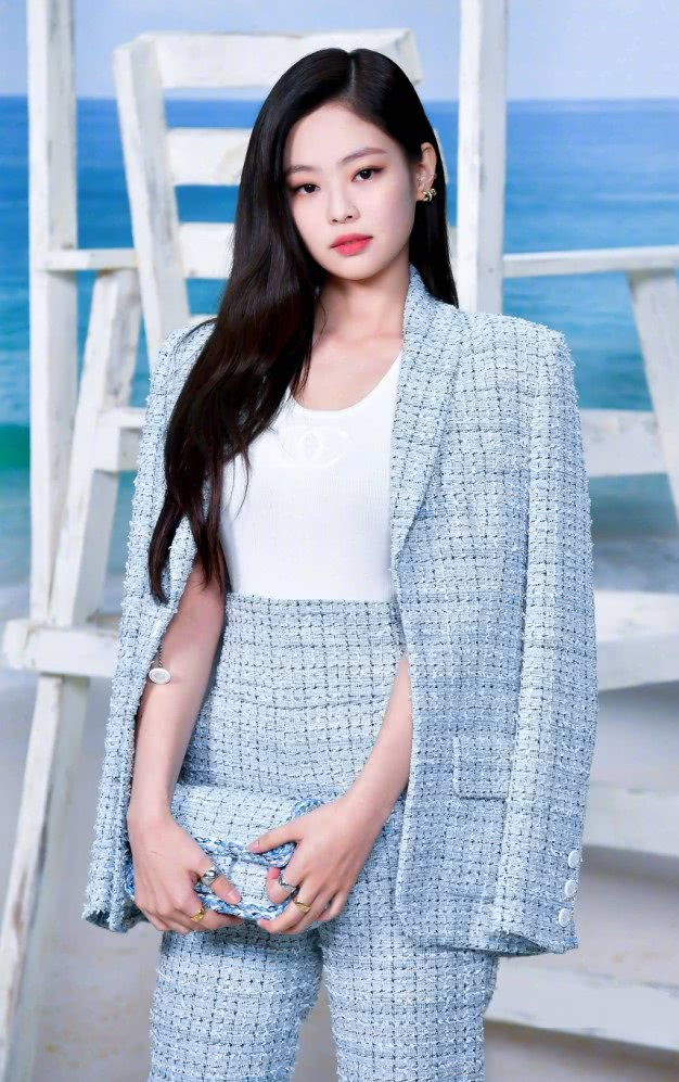 金智妮穿“饼干服”亮相，不料“面包腰”抢镜，男人看了都喜欢！