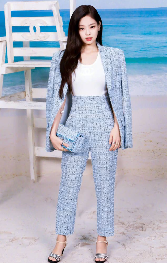 金智妮穿“饼干服”亮相，不料“面包腰”抢镜，男人看了都喜欢！