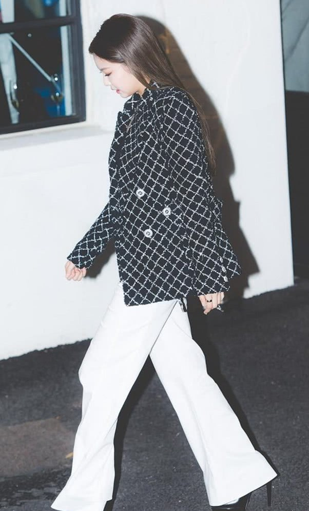 金智妮穿“饼干服”亮相，不料“面包腰”抢镜，男人看了都喜欢！