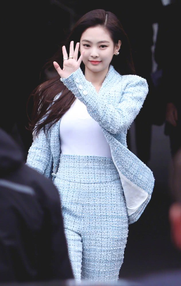 金智妮穿“饼干服”亮相，不料“面包腰”抢镜，男人看了都喜欢！