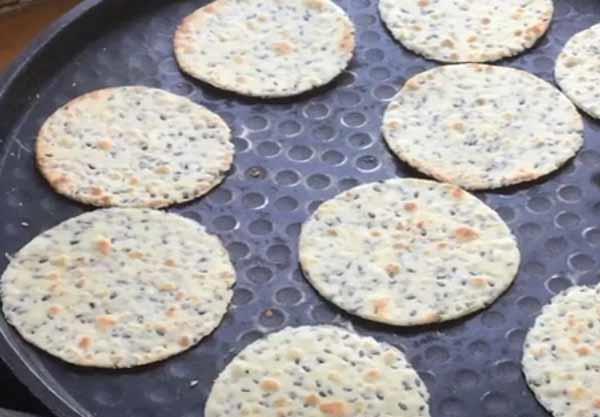 面粉搭配芝麻，做孩子爱吃的小饼干，美味又健康，好吃不上火