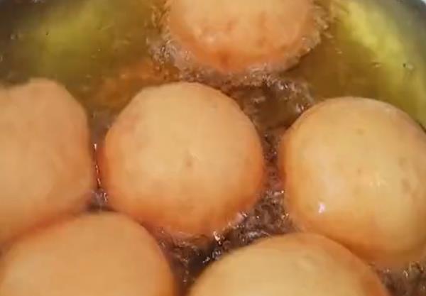 面粉搭配芝麻，做孩子爱吃的小饼干，美味又健康，好吃不上火