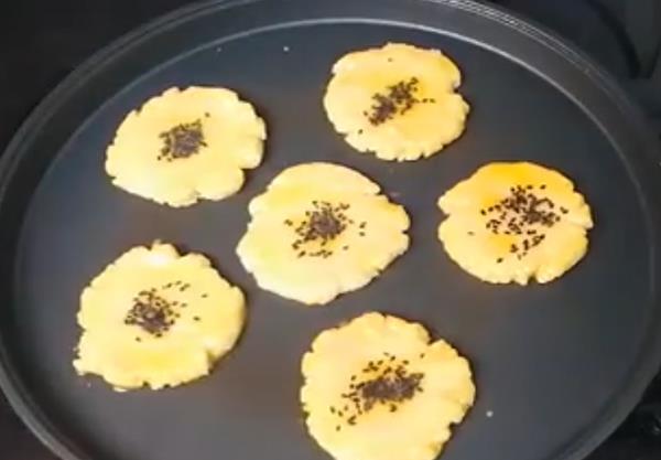 面粉搭配芝麻，做孩子爱吃的小饼干，美味又健康，好吃不上火