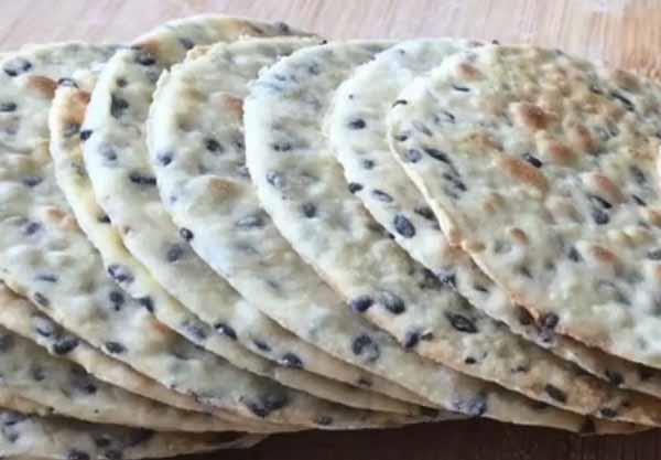 面粉搭配芝麻，做孩子爱吃的小饼干，美味又健康，好吃不上火