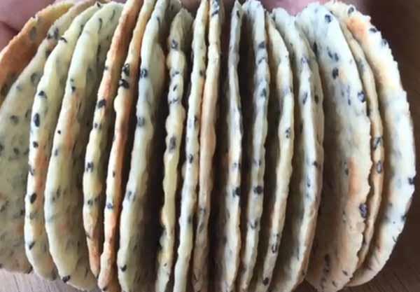 面粉搭配芝麻，做孩子爱吃的小饼干，美味又健康，好吃不上火