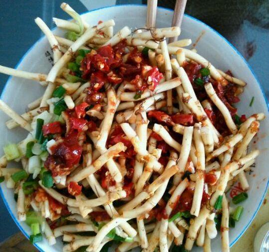 美食推荐:芹菜花生米,三杯鸡,凉拌鱼腥草,味道鲜美,做法简单