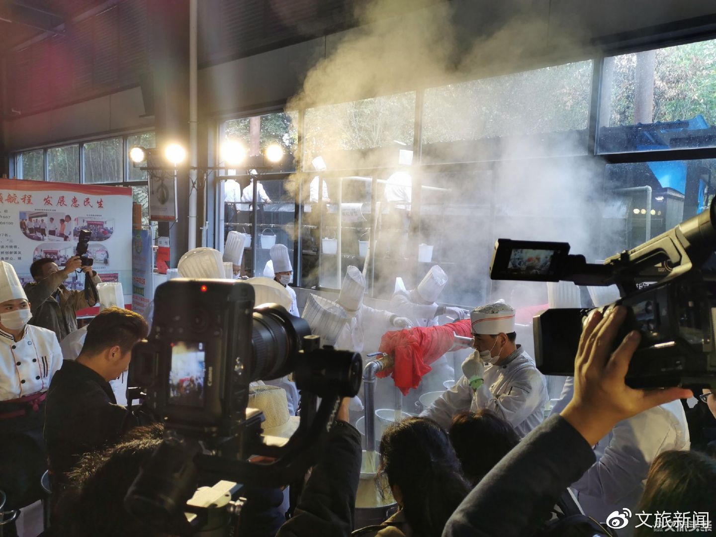 6吨重基尼斯最大豆腐亮相 呈贡区第三届七步场豆腐文化旅游节开幕