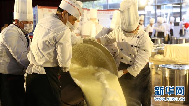 “中国最大豆腐”在云南呈贡制成 获上海大世界基尼斯认证