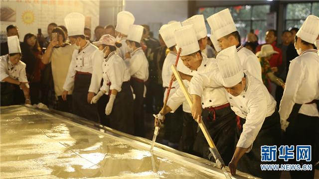 “中国最大豆腐”在云南呈贡制成 获上海大世界基尼斯认证