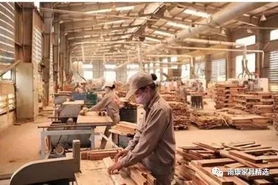 给婆婆买了套十几万的家具，还被她数落小气！老公回家后乐坏了