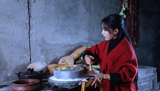 李子柒做早餐，紫薯和大豆都是现挖的，看到成品后，网友：馋了