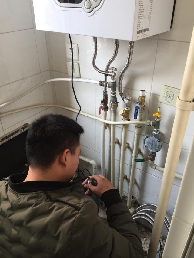 装了壁挂炉项目经理却坚持不装热水器！听完解释，邻居都说没想到