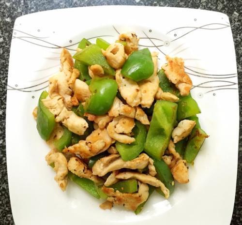 美食推荐：泡菜炒五花肉，青椒炒鸡脯，木桶大豆鸡的做法