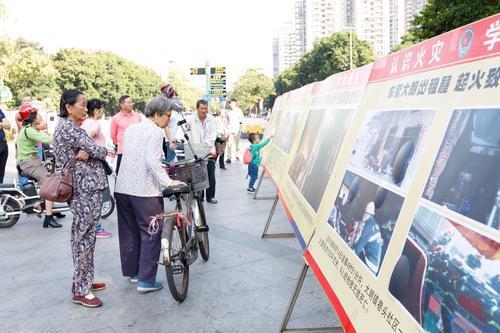 东莞莞城消防安全宣传月启动   市民体验消防器材装备操作