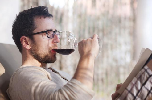 男人喝葡萄酒，有这5个好处，但要适量喝