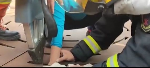 男孩玩喷泉卡住手，被救出后哭诉“腿都麻了”遭到亲妈吐槽