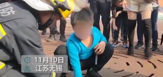 男孩玩喷泉卡住手，被救出后哭诉“腿都麻了”遭到亲妈吐槽